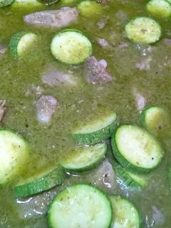 Una foto de Costilla de cerdo en salsa verde con calabazas