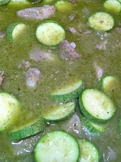 Una foto de Costilla de cerdo en salsa verde con calabazas