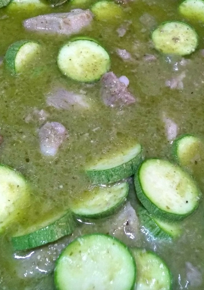 Una foto de Costilla de cerdo en salsa verde con calabazas