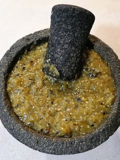 Una foto de Salsa verde molcajeteada picante
