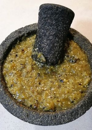 Una foto de Salsa verde molcajeteada picante