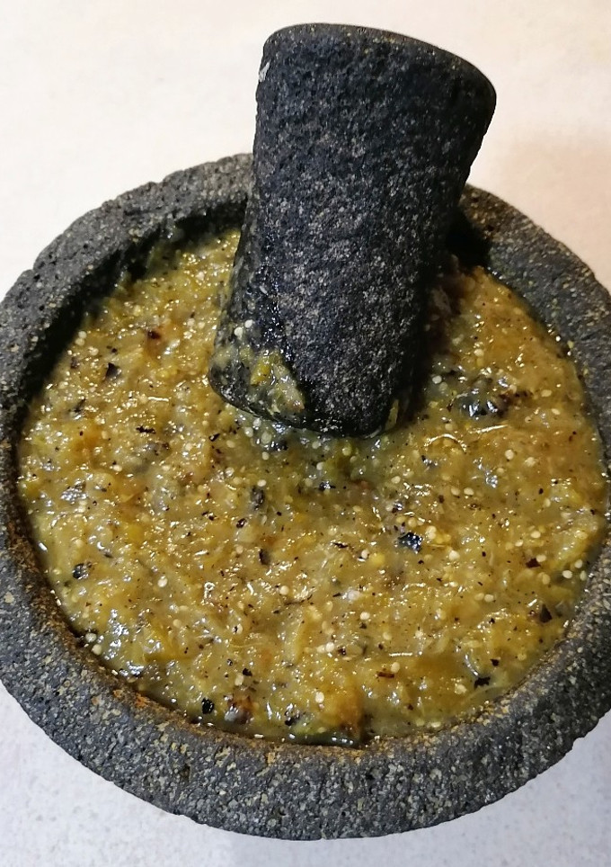 Una foto de Salsa verde molcajeteada picante