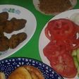 سلطة طازجة مع كرات سمك سردين