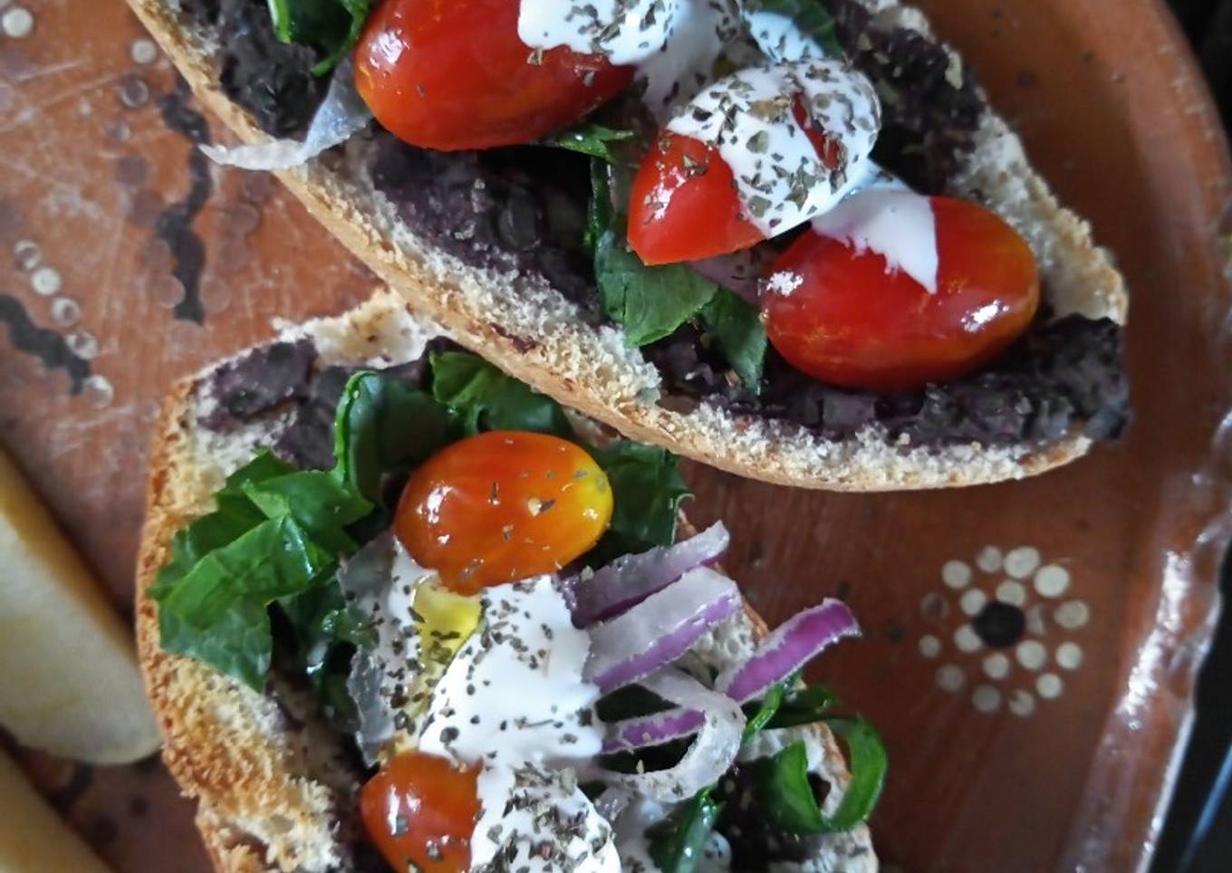 Molletes con frijol y espinacas 🌱🍞