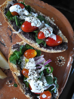 Una foto de Molletes con frijol y espinacas 🌱🍞