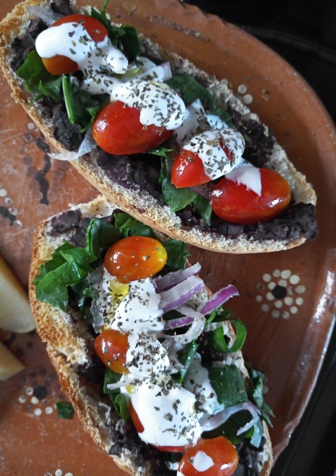 Una foto de Molletes con frijol y espinacas 🌱🍞