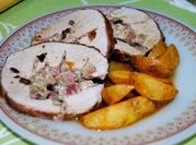 Una foto de lomo de cerdo relleno de verduras