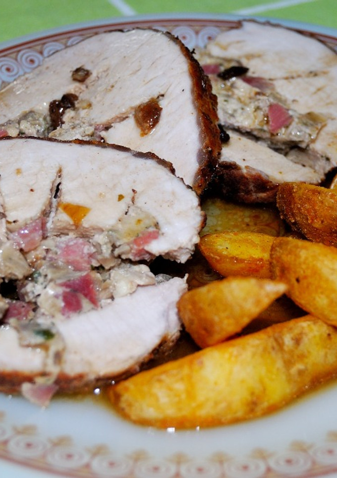 Una foto de Lomo de Cerdo relleno de setas y jamón