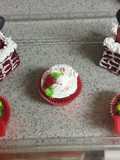 (Christmas Cupcakes) Santa Chimney & Wreath Cupcakes