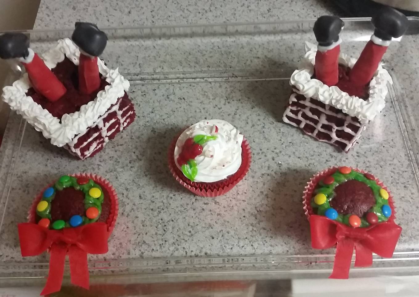 (Christmas Cupcakes) Santa Chimney & Wreath Cupcakes