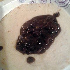 A picture of Easy black beans with tortillas.