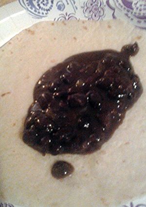 A picture of Easy black beans with tortillas.
