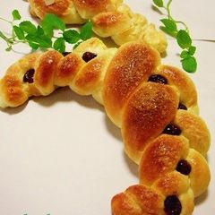 A picture of Cute Braided Bread.