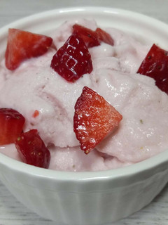Una foto de Helado de fresa con heladera y sin heladera