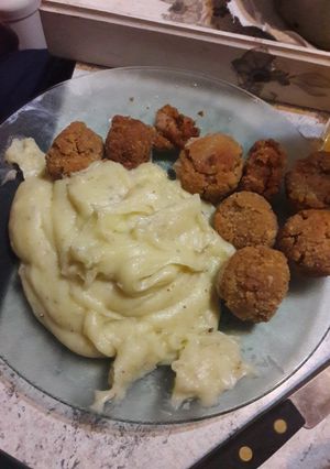 Una foto de Albóndigas veganas con puré de ajo ♡