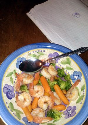 A picture of Sauteèd Shrimp with Steamed Broccoli & Carrots.