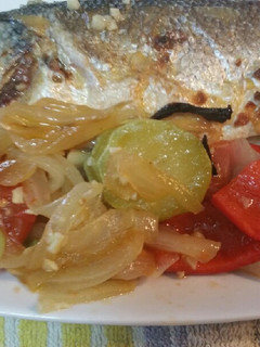 Una foto de Lubina con verduras