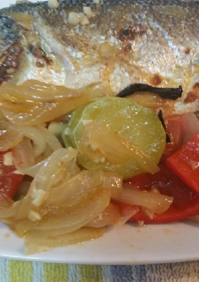 Una foto de Lubina con verduras