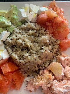 Una foto de Poke bol de quinoa y salmón