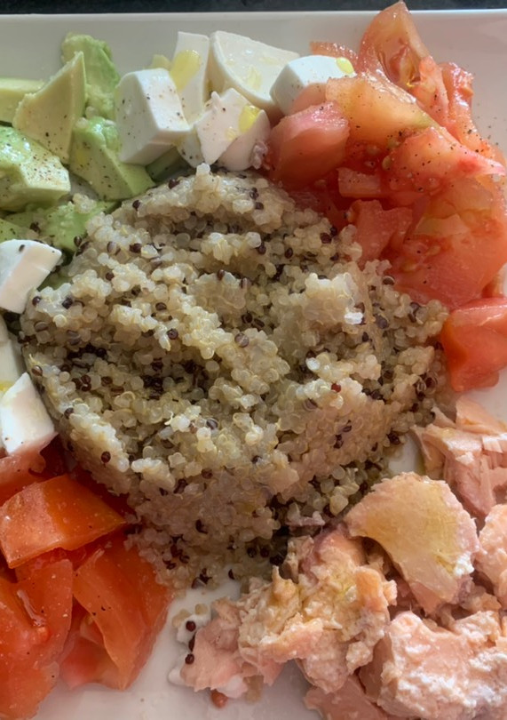 Una foto de Poke bol de quinoa y salmón