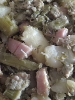 Una foto de Revuelto de espárragos con patatas y pechuga de pavo