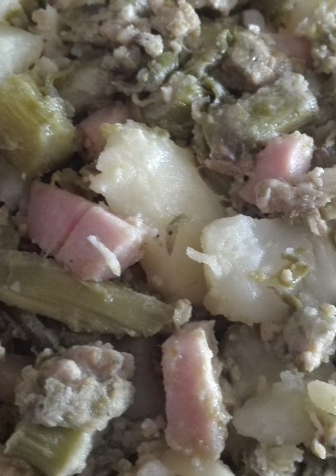Una foto de Revuelto de espárragos con patatas y pechuga de pavo