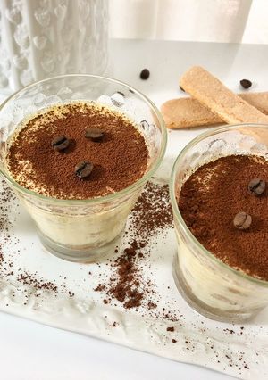 Une photo de Tiramisu italien classique en verrines