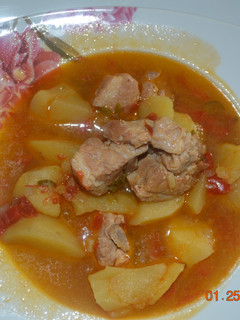 Una foto de Estofado de patatas y costillas