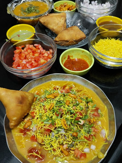 સમોસા ચાટ(Samosa Chaat Recipe in Gujarati) રેસીપી મુખ્ય ફોટો