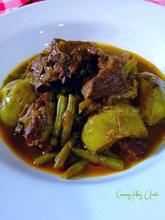 Una foto de Ternera en salsa de ras el hanout con alcachofas y judías verdes
