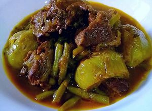 Una foto de Ternera en salsa de ras el hanout con alcachofas y judías verdes
