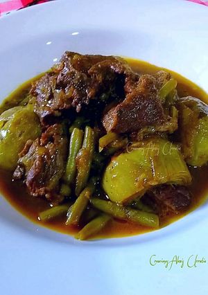 Una foto de Ternera en salsa de ras el hanout con alcachofas y judías verdes