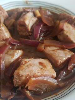 Una foto de Atún encebollado