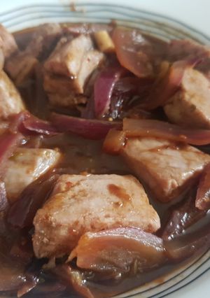 Una foto de Atún encebollado