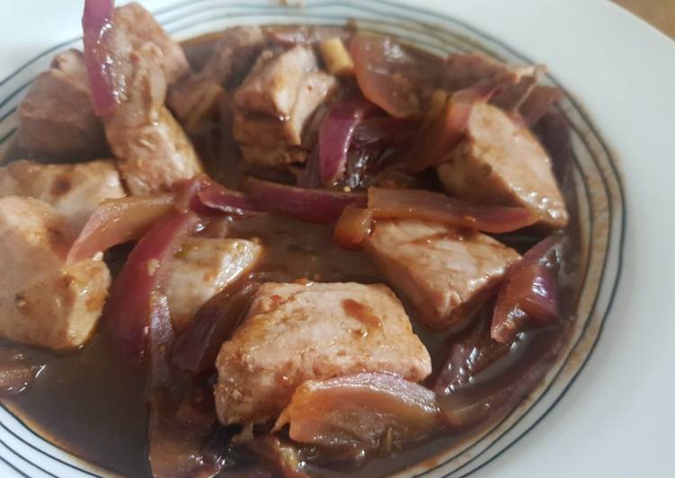 Atún encebollado