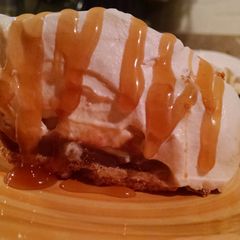 A picture of Caramel Banana Cream Pie.