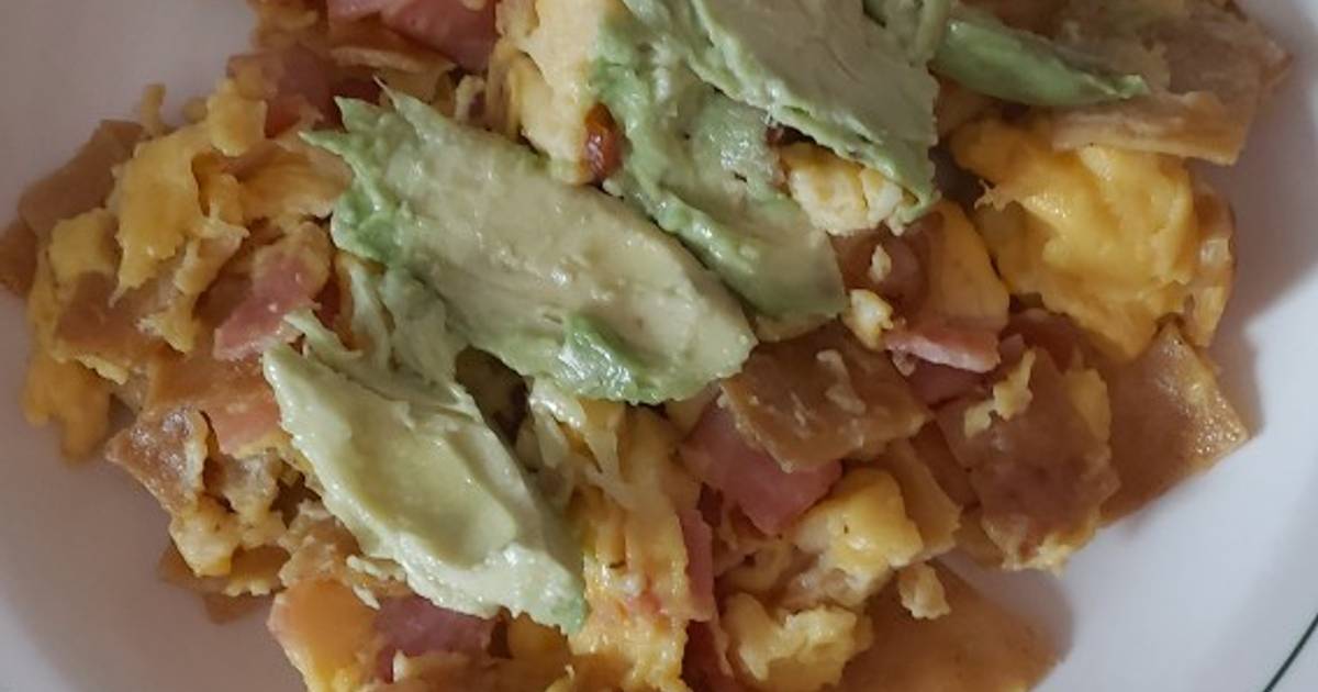 Huevos revueltos con tortilla frita y tocino Receta de MarceCamberos