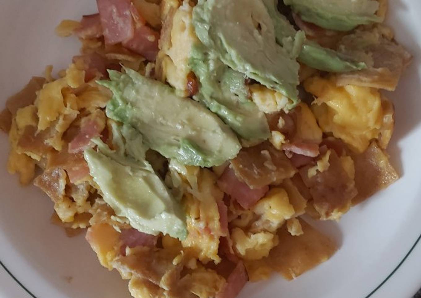 Huevos revueltos con tortilla frita y tocino