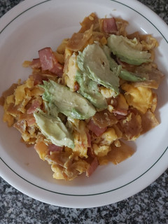 Una foto de Huevos revueltos con tortilla frita y tocino