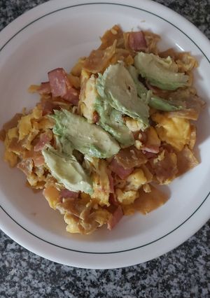 Una foto de Huevos revueltos con tortilla frita y tocino