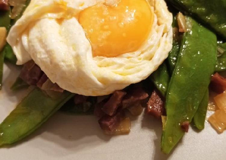 Bisaltos salteados con huevo plancha