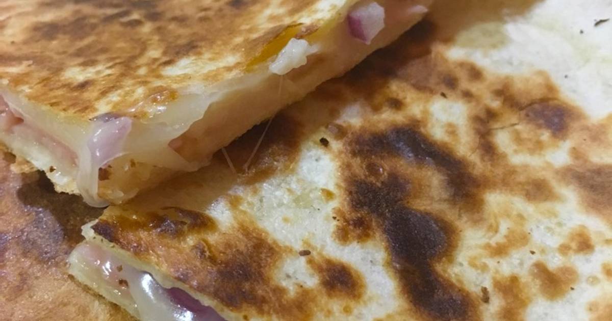 Quesadilla de jamón york, queso y cebolla roja Receta de Ari Cookpad