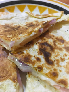 Una foto de Quesadilla de jamón york, queso y cebolla roja