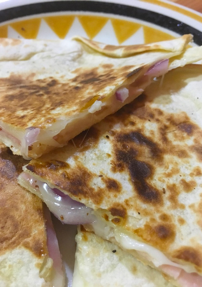 Una foto de Quesadilla de jamón york, queso y cebolla roja