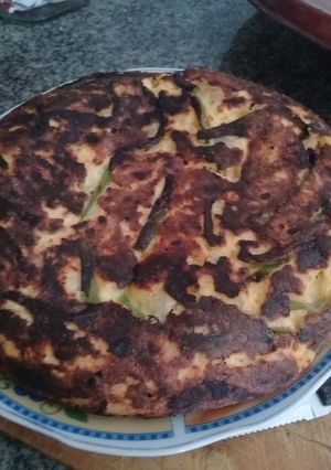 Una foto de Tortilla de papas, ajo, morrón  !!!!