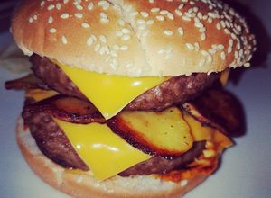 Une photo de Double cheese burger pommes de terre et compoté d oignons