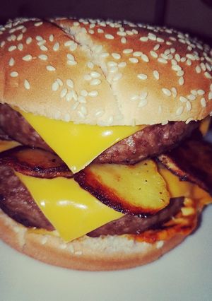 Une photo de Double cheese burger pommes de terre et compoté d oignons