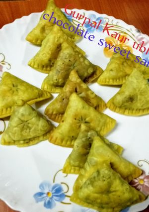 A picture of Chocolate sweet samosa 🍫.