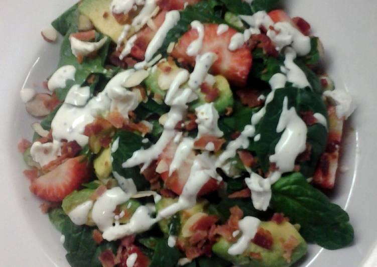 Step-by-Step Guide to Cook Tasty Bacon Avacado & Spinach Salad with Yogurt Lime Poppyseed Dressing