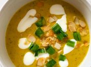 Una foto de crema con cilantro